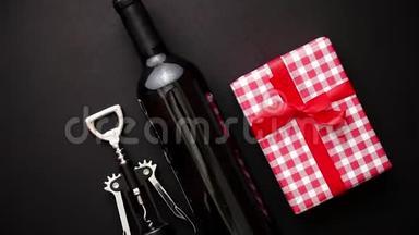 <strong>红酒</strong>瓶、<strong>开瓶器</strong>和盒装圣诞礼物